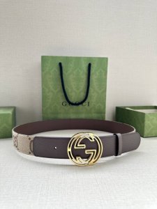 宽度4.0 Cm这款宽版腰带饰有经典双G细节，令人联想起古驰宠儿精选手袋中的Gg Marmont系列单品。这一金色调配件由70年代典藏的腰带扣演化而来，每一季都