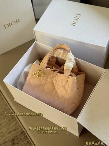 再次升级版 Size：23*15Cm 小号 D家 超火的Toujours 购物袋 个人觉得 包型真的很耐看！ 新款粉色~ 可盐可甜~粉粉嫩嫩敲洋气哦！