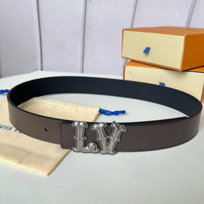 特 片裝1 寬：40Mm 驢家當季新品 雙面均可使用 雙面為柔軟的十字紋小牛皮製作 全新字母竹節紋搭扣設計與腰帶搭配相呼應 成為獨特的亮眼之作！