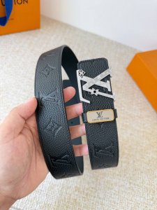 品名： Lv..路易..威登腰带皮带原单 型号：挂扣，经典纯钢材质挂扣，头层牛皮，图片实物拍摄 材料：头层牛皮，挂扣系列，纯钢材质扣头，钯镀电镀工艺永不掉色。原