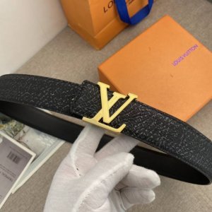 特 P180 Lv 特种皮腰带系列 ，原厂五金精品不锈钢扣 手感柔软舒适 宽3.8Cm。