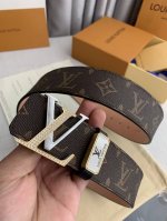 品名： Lv..路易..威登原单 型号：纯钢材质挂扣，双色镶钻挂扣，头层牛皮，图片实物拍摄 材料：头层牛皮，挂扣系列，纯钢质扣头，钯镀电镀工艺永不掉色。 黑 咖