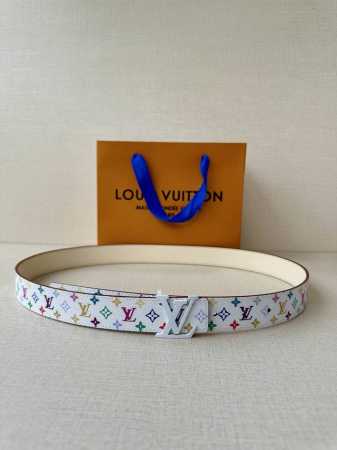 3.0宽 Lv 双面腰带取材缝线皮革和 小黑花 小白花帆布 新款珐琅搭扣映衬榄尖形腰带末端，为纤细设计注入柔美风情。 - 点击图像关闭