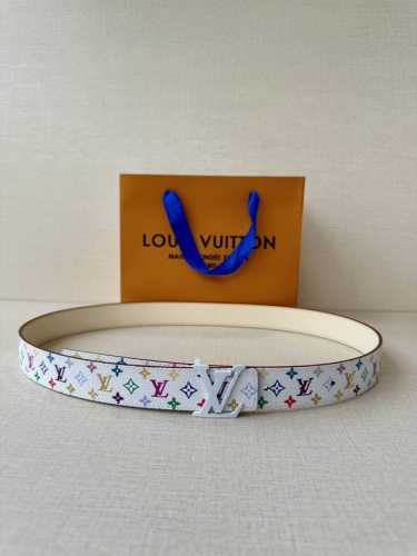 3.0宽 Lv 双面腰带取材缝线皮革和 小黑花 小白花帆布 新款珐琅搭扣映衬榄尖形腰带末端，为纤细设计注入柔美风情。