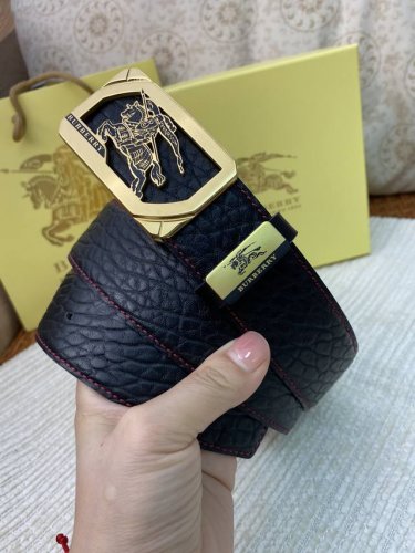 品名：巴宝莉C原单 材质：原单牛皮腰带 百分百头层牛皮腰带保证真皮，24K纯钢扣，专柜原单品质、做工精细，时尚大牌，送人自用首选 包装： 请认准如图专柜包装赠送