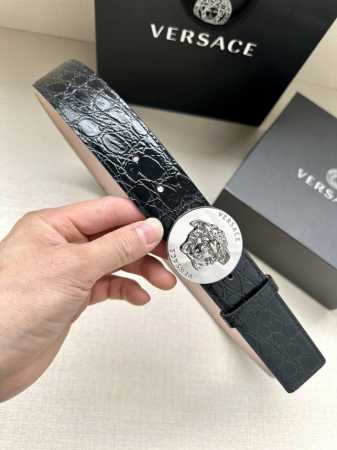 宽度4.0Cm Versaec 范思哲 此款时尚腰带由柔软的小牛皮革制成，饰有立体美杜莎！扣头五金采用真空电镀 。 - 点击图像关闭