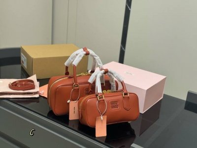 升级版配盒 Size：28*13Cm 23*11Cm Miumiu保龄球 公文包 包包甜度刚好！ 很难不爱啊啊！ 可手拎也可斜挎 绝对不是小废包哦容量足足的~~