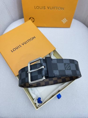 品牌：Lv、、路易、、威登！ 原单：特 皮带腰带：单面使用专柜质量、头层牛皮、24K纯钢扣、送人自用首选、保证真皮 包装：请认准图片专柜包装、送打孔器 全套包装