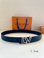特 宽度3.5Cm Lv Attract 双面腰带拥有微弧形边缘和摩登形状末端，再为金属 Lv 搭扣融入螺旋结构。经典色彩和不同纹理呈现两式风尚，实现多种造型可
