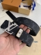 品名： Lv..路易..威登原单 型号：新款纯钢材质挂扣，图片实物拍摄 材料：头层牛皮，挂扣系列，纯钢质扣头，钯镀电镀工艺永不掉色。经典黑老花皮底，专柜同等质量