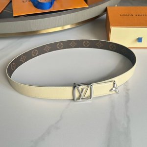 特 寬：30Mm 驢家秋季最新品 特別限定女士腰帶 寬度3Cm 雙面可用 最新定制面料，進口小牛皮底，搭配精緻小四方掛扣和三葉草包頭五金。
