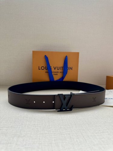 4.0宽 本款 Lv Initiales Blason 40 毫米双面腰带诠释创意总监 Pharrell Williams 对品牌传统与摩登风尚的热忱。柔软皮革