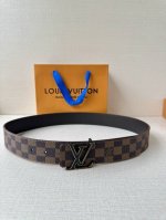 特 4.0宽 此款双面腰带以标志性的 Lv Initiales 搭扣三色搭配全新 Monogram Eclipse 帆布。展现细腻的品牌特质，此款腰带是路易威登
