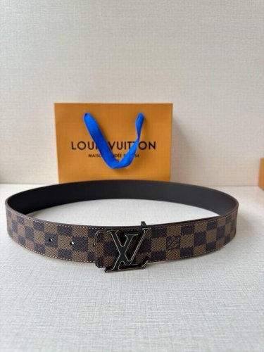 特 4.0宽 此款双面腰带以标志性的 Lv Initiales 搭扣三色搭配全新 Monogram Eclipse 帆布。展现细腻的品牌特质，此款腰带是路易威登