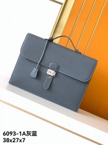 新款公文包型号：6093-1A#灰蓝色顶级原单货爱玛意大利专用头层牛皮，手感超级柔软细腻，质感高端有档次，专柜同款，绝对高端货。高纤维布裡，专柜五金配件，质量超