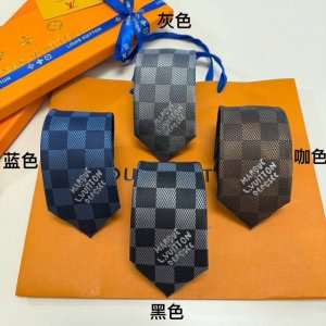 特 专柜同步新款 Lv棋盘格领带，稀有展现精湛手工与时尚优雅的理想选择，这款领带将标志性的路易威登Damier图案以同色调手法演绎的更显雅致风范。让男士可以充分