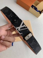 品名： Lv..路易..威登原单 型号：挂扣，钢扣，图片实物拍摄 材料：头层牛皮，挂扣系列，纯钢质扣头，钯镀电镀工艺永不掉色。带身可双面使用，黑