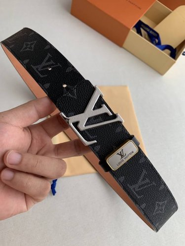 品名： Lv..路易..威登原单 型号：挂扣，钢扣，图片实物拍摄 材料：头层牛皮，挂扣系列，纯钢质扣头，钯镀电镀工艺永不掉色。带身可双面使用，黑