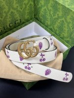 2025春夏系列，品牌标志性的Gg钻标识经重新诠释后，草莓，樱桃 印花米色进口牛皮，以光彩夺目的调呈现在这款女腰带美3.0宽