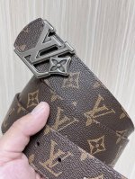特 4.0Mm当季新款 一面一面帆布印格，一面小牛压花，搭配花朵精品扣头做工精细，质量保证。