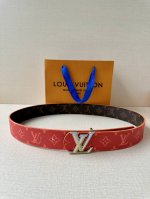 4.0宽Lv Dimension Sunset 双面腰带取材 Monogram 涂层帆布，以温暖色调再现晨光夕照的美妙意境，再借瞩目渐变效果搭扣捕捉时间流逝之美