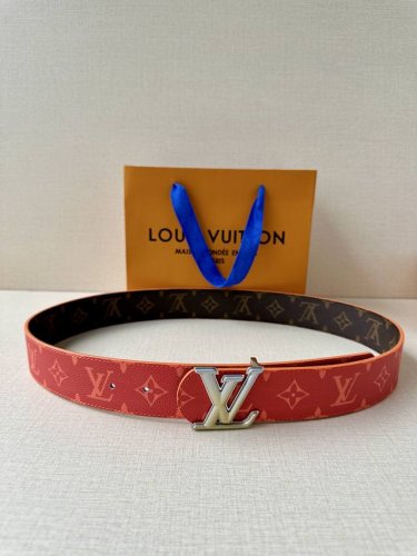 4.0宽Lv Dimension Sunset 双面腰带取材 Monogram 涂层帆布，以温暖色调再现晨光夕照的美妙意境，再借瞩目渐变效果搭扣捕捉时间流逝之美