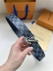 lv Speed 双面腰带借由金属搭扣的反差色彩洋溢动感格调，可为牛仔造型或商务着装平添潮流意味。Monogram 帆布和柔滑牛皮革提供多种搭配选择