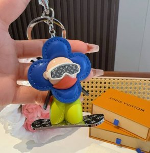 Louis Vuitton 路易威登Lv新品钥匙扣包包挂饰 车钥匙挂件薇薇安滑板 官网 M00965 Lv小吉祥物 迷你护目镜和滑雪板呈现经典 Monogram