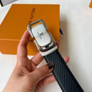 代购级 Lv男士自动腰带 新款进口小牛皮，手感细腻柔软。搭配纯钢自动精品钢扣，男士必备！宽度：3.5Cm