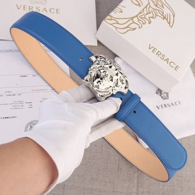 宽度4.0Cm Versace 范思哲 此款柔软的皮带饰彩色3D美杜莎腰带扣，可搭配正装或休闲牛仔装。