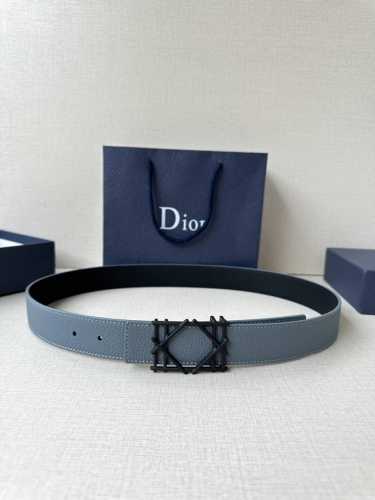 Dior 宽度3.5Cm 这款不锈钢金属腰带扣、是季节男装系列新品，展现 Dior 经典的藤格纹图案。可与各式35毫米腰带搭配，彰显经典风格。