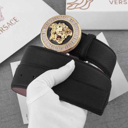 宽度4.0Cm Versace 此款荔枝纹砂底腰带采用柔软牛皮革于意大利精制而成，配有金色圆形腰带扣，饰有带水晶装饰的美杜莎。 - 点击图像关闭