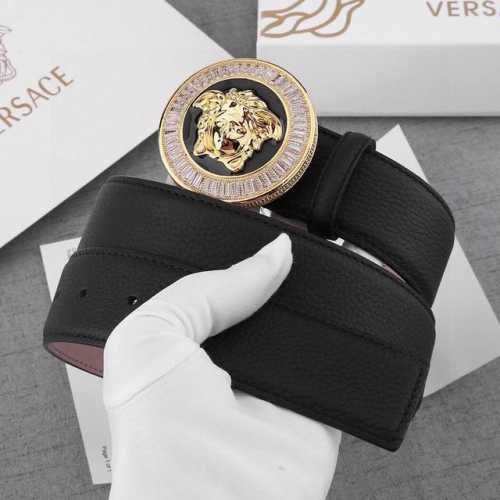 宽度4.0Cm Versace 此款荔枝纹砂底腰带采用柔软牛皮革于意大利精制而成，配有金色圆形腰带扣，饰有带水晶装饰的美杜莎。
