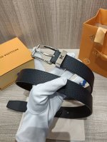 配全套包装礼盒 这款taurillon 腰带采用lv Logo金属环设计，适合沉稳低调的男士使用。-Taurillon 进口荔枝纹牛皮腰带，小牛皮内衬经典设计，