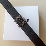 品牌:罗意威 价格特 尺寸:带宽32mm 正品尺寸 五金材质:专柜精品扣，真空电镀，工艺精细 带身材质:天然头层牛皮，质感十足，手感柔软。时尚个性，经典百搭！可