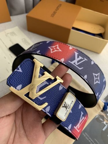 品名： Lv..路易..威登原单 型号：挂扣，原版新款花纹带身，头层牛皮，图片实物拍摄 材料：头层牛皮，挂扣系列，纯钢质扣头，钯镀电镀工艺永不掉色。新款老花七彩