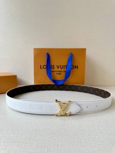 3.0宽 Lv Flowergram 双面腰带选用 Monogram 帆布和 Monogram 压纹皮革演绎两式风尚，以宛若珠宝的柔美搭扣致意 可为各式造型注入