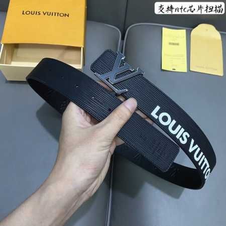 特 寬度：40Mm 進口Ep水波紋襯托原廠小牛皮底壓花！飾有高級絲印Logo視覺效果 搭扣與皮帶相呼應締造獨特造型 雙面用 - 点击图像关闭