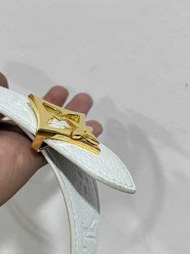 特 双面腰带选用 Monogram 帆布和 Monogram 压纹皮革演绎两式风尚，以宛若珠宝的柔美搭扣致意 Monogram 花卉，可为各式造型注入典雅风采。