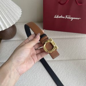 Ferragamo菲拉格慕现代经典 焕新演绎 双面双色设计彰显个性型格 配以抛光金色Gancini扣饰 镶式花边富有妙趣 增添精致活力 双面可用 宽2.5Cm
