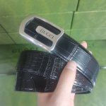Gucci 40毫米新款鳄鱼纹风尚演绎两式经典：小牛皮诠释低调典雅的气质。令此款百搭设计更臻完美。