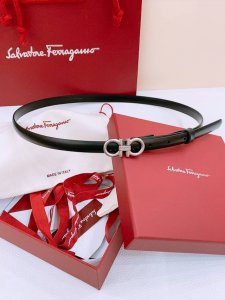 Ferragamo # 经典Gancio皮带 女士光滑小牛皮平纹面，质感十足 独特复古风格 复古链五金搭配 1.5Cm