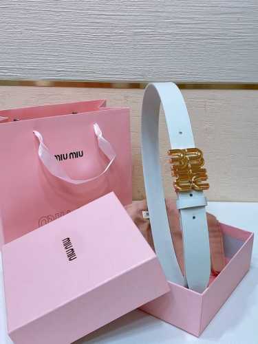 缪缪miumiu 古金扣宽度：3Cm这款皮革腰带是提升别致造型品味的理想之选。醒目的标志性徽标装点搭扣，营造精致撞色与纹理金属徽标搭扣搭扣饰醒目徽标