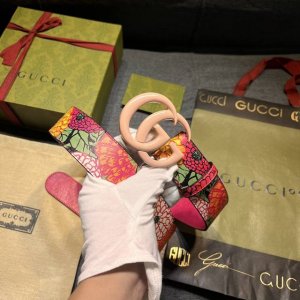 古奇 宽4.0 专柜新款 正版开模 此款腰带采用进口牛皮 对版专柜，这款双G彩色扣 腰带上点缀由Ken Scott创作的鲜艳花卉印花图案，设计新颖别致。全新设计