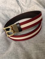 特P200 Bally(巴利) 专柜同款 男士休闲布配皮腰带 宽3.4Cm这款帆布腰带饰以红色和奶油色迷幻火车条纹，搭配棕色皮革表面，彰显 Bally 运动风情