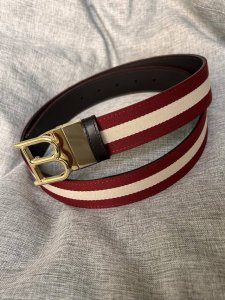 特P200 Bally(巴利) 专柜同款 男士休闲布配皮腰带 宽3.4Cm这款帆布腰带饰以红色和奶油色迷幻火车条纹，搭配棕色皮革表面，彰显 Bally 运动风情