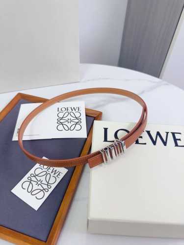特 Loewe 罗意威专柜最新同款腰带 选用光滑牛皮革窄款腰带 配有Anagram Pebble针扣 卓越的工艺 个性的造型 精美的材质 宽 15Mm
