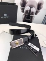 范思哲Versace，这个经典的腰带由柔软的小牛皮制成，配有方形扣和精致的金属元素，路人上有希腊风格。3.5Cm宽