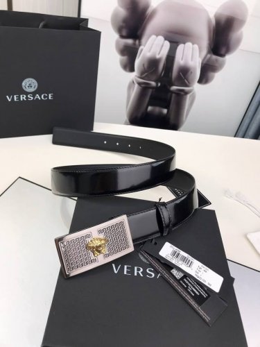 范思哲Versace，这个经典的腰带由柔软的小牛皮制成，配有方形扣和精致的金属元素，路人上有希腊风格。3.5Cm宽