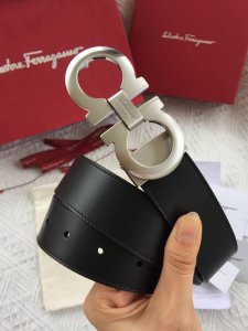 配送专柜全套礼盒包装。 Ferragam菲拉格慕 35Mm 经典之作，实用性和款式并重；易搭配各类服饰